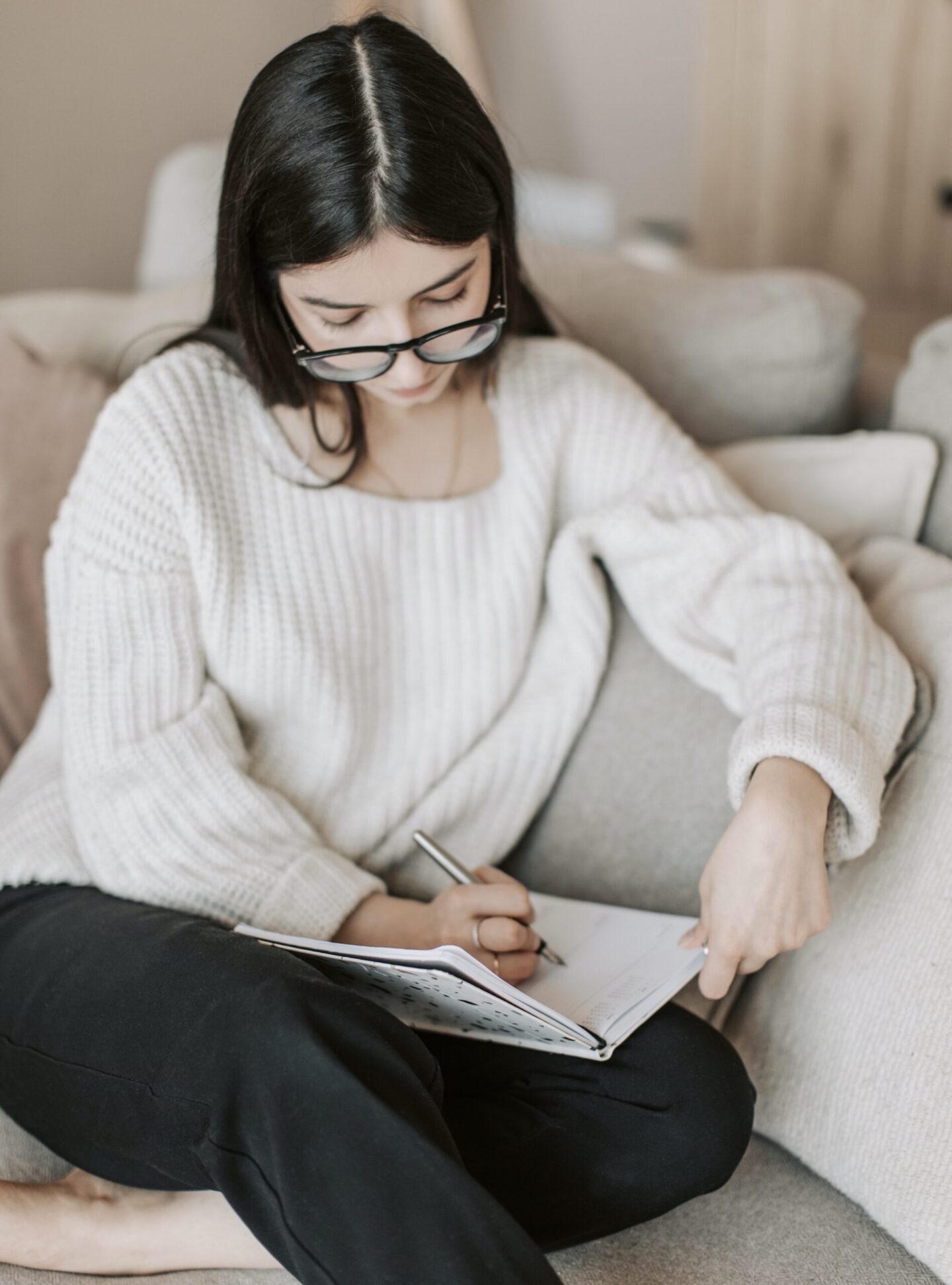 how to journal. daily journaling. journaling daily. journal how to. how to start a journal. how to start journaling. woman sitting on the sofa and writing in a journal