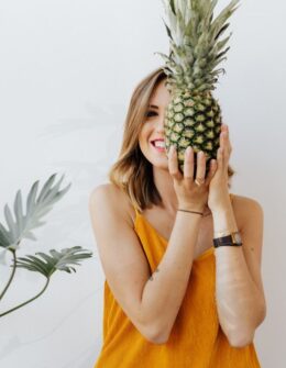 healthy living tips, simple tips for a healthy lifestyle, wellness tips, healthy eating. Woman holding a pineapple